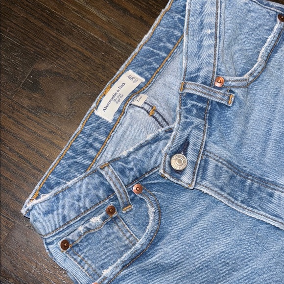 NWOT Abercrombie & Fitch Curve Love Dad High Rise Crossover Blue Jeans - Picture 1 of 3